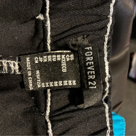 Forever 21 Women's Wide Leg Black Cargo with White Stitching -  Medium EUC Y2K - Picture 3 of 5